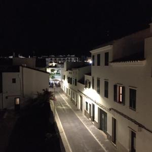 埃斯·梅卡达尔Cas Conco的一条城市街道,晚上有白色的建筑