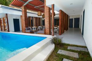 松索纳特Villavela Hotel Boutique的一座带游泳池和庭院的房子