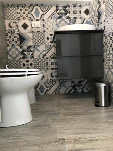 圣安吉罗山Fico d’India apartments的浴室配有卫生间、水槽和墙壁。