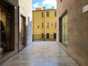 卡莫利LIGURIA HOLIDAYS - "La Casa di Gisella"的走廊的后面是黄色建筑