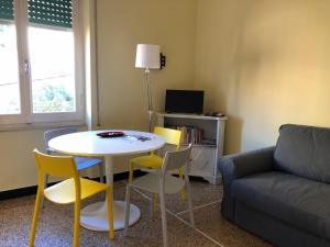 卡莫利LIGURIA HOLIDAYS - "La Casa di Gisella"的客厅配有桌椅和沙发