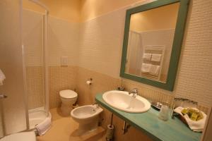 丰特博兰达佩雷蒂农庄酒店的一间带水槽、卫生间和镜子的浴室