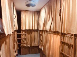 孟买Mabrook Dormitory的墙上有窗帘的房间
