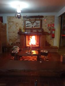 伊瓜苏普萨达松豪梅佛兹酒店的带壁炉的客厅内的壁炉