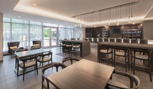 Residence Inn by Marriott Halifax Dartmouth餐厅或其他用餐的地方