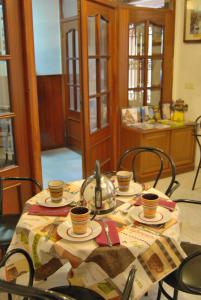 雷诺萨雷诺萨阿夫雷戈酒店的桌子上放有杯子和碟子