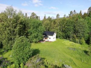 厄斯特松德Lilla Lilo Gården的绿色田野上房屋的空中景观