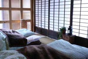 上野原市Uenohara - House / Vacation STAY 47885的带窗户的客房内设有两张床的房间