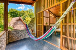 拉塞瓦欧米茄旅游生态山林小屋的房屋门廊上的吊床