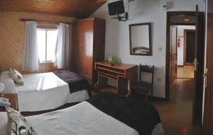 雷诺萨雷诺萨阿夫雷戈酒店的一间卧室配有两张床、一张桌子和一面镜子