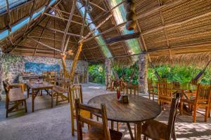 欧米茄旅游生态山林小屋餐厅或其他用餐的地方
