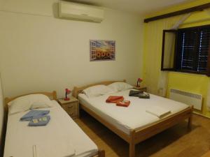 赞吉纳Apartments Leo Janjina的带窗户的客房内设有两张单人床。