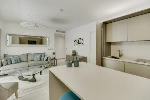 圣特罗佩Luxury & Exclusive Resort的白色的厨房和带沙发的客厅
