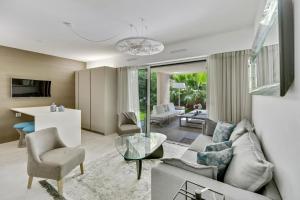 圣特罗佩Luxury & Exclusive Resort的客厅配有沙发和桌子