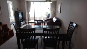 阿尔加罗沃圣阿方索维斯塔马尔公寓的一间带桌椅和沙发的用餐室