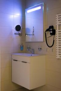 加尔多尼MeDoRa Park - Hotel MeDoRa***的一间带水槽和镜子的浴室