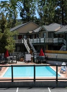 大熊湖Fireside Lodge的房屋前的游泳池