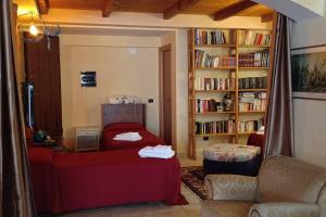 蒂沃利Il Sogno的带沙发和书架的客厅