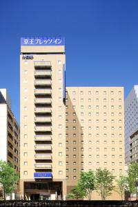 东京Keio Presso Inn Shinjuku的一座大建筑,上面有标志