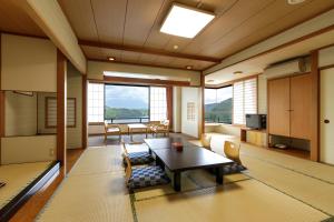盛冈紫苑酒店的客厅配有桌椅和窗户。