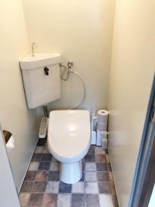 福冈Rapport Kukomae 207的一间带卫生间的浴室和瓷砖地板。