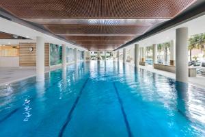 悉尼滑铁卢美利通公寓式酒店的大楼内的一个蓝色海水游泳池