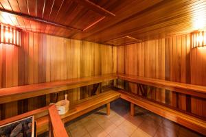 悉尼滑铁卢美利通公寓式酒店的一间木制桑拿房,里面设有木凳
