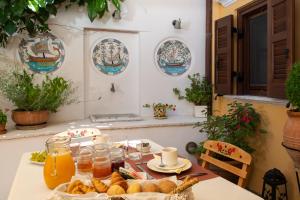 罗德镇罗多斯尼奥霍里精英套房精品酒店的餐桌,带面包、饮料和盘子
