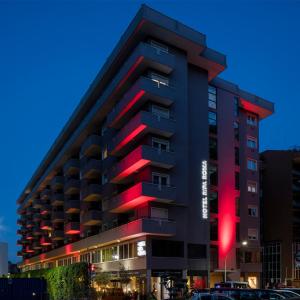 罗马罗马里帕酒店的建筑的侧面有红灯