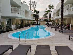 利多迪耶索罗Wave Resort的一个带长椅的度假村的游泳池