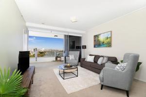 布里斯班Amazing River View - 3 Bedroom Apartment - Brisbane CBD - Netflix - Fast Wifi - Carpark的带沙发和电视的客厅
