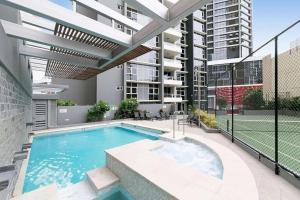 布里斯班Amazing River View - 3 Bedroom Apartment - Brisbane CBD - Netflix - Fast Wifi - Carpark的一座建筑物中央的游泳池