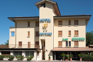 博洛尼亚Hotel Fattori的一座白色的大建筑,上面有标志