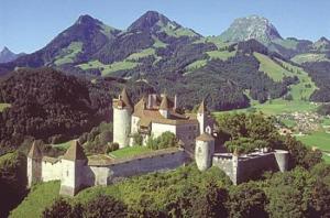 CrésuzCharmant Petit Chalet 3 étoiles en Gruyère的山丘上的城堡,山丘背景