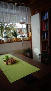 朗根费尔德豪斯伯格克里斯泰尔酒店的一张桌子,上面有盘子的食物放在绿色的桌布上