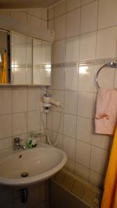 朗根费尔德豪斯伯格克里斯泰尔酒店的白色的浴室设有水槽和毛巾