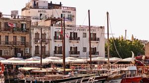 凯里尼亚Kyrenia British Harbour Hotel的停靠在大楼前的一组船