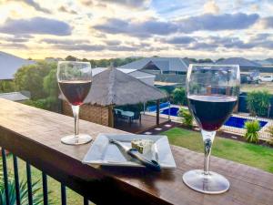朱里恩湾Coastal Paradise Jurien Bay的木桌旁放两杯葡萄酒