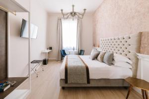 罗马纳沃纳雷亚西尔维娅豪华旅馆的卧室设有一张白色大床和一扇窗户。
