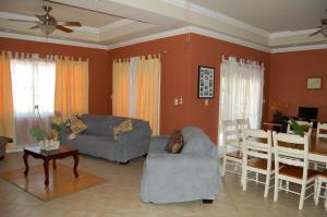 Bon Accord Village卡萨戴尔苏多巴哥别墅的客厅配有两张沙发和一张桌子
