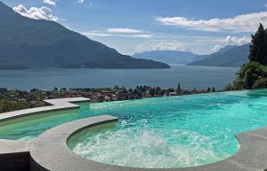 韦尔卡纳La Collinetta Apartments的享有湖泊和山脉景致的游泳池