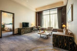 西安 陕西星河湾酒店的带沙发的客厅和带沙发床的房间