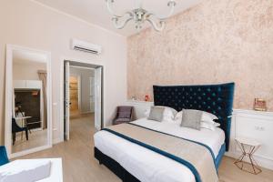 罗马纳沃纳雷亚西尔维娅豪华旅馆的一间卧室配有一张大床和蓝色床头板