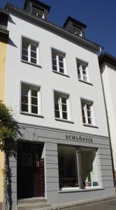 利塞尔Schlössje的一间白色的建筑,前面是商店