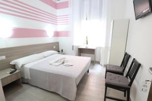 米兰列奥纳多达芬奇旅馆的配有一张床和一把椅子的酒店客房
