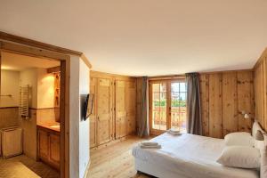 韦尔比耶Rosablanche 110的一间卧室设有一张大床和一个窗户。