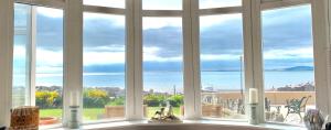 希舍姆HomeStay In The Bay With Sea Views的从厨房窗户可欣赏到海景