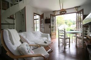 希奥Casa de Rilo ,para 6/8 en la Playa de Nerga的客厅配有沙发、椅子和桌子