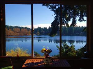 伍丁维尔Cottage Lake Bed and Breakfast的透过窗户可欣赏到湖泊美景