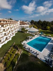 迈滕西约玛贝拉度假酒店的享有酒店和游泳池的空中景致